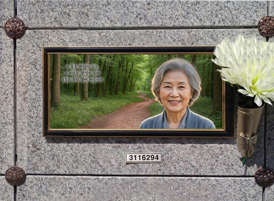 추모 사진과 문구가 담긴 강화유리 위패